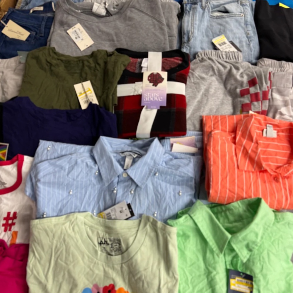 SUPPORT OUR SHOW (LOT OF 10-15) Target Women’s Wholesale Clothing Box - Picture 5 of 9